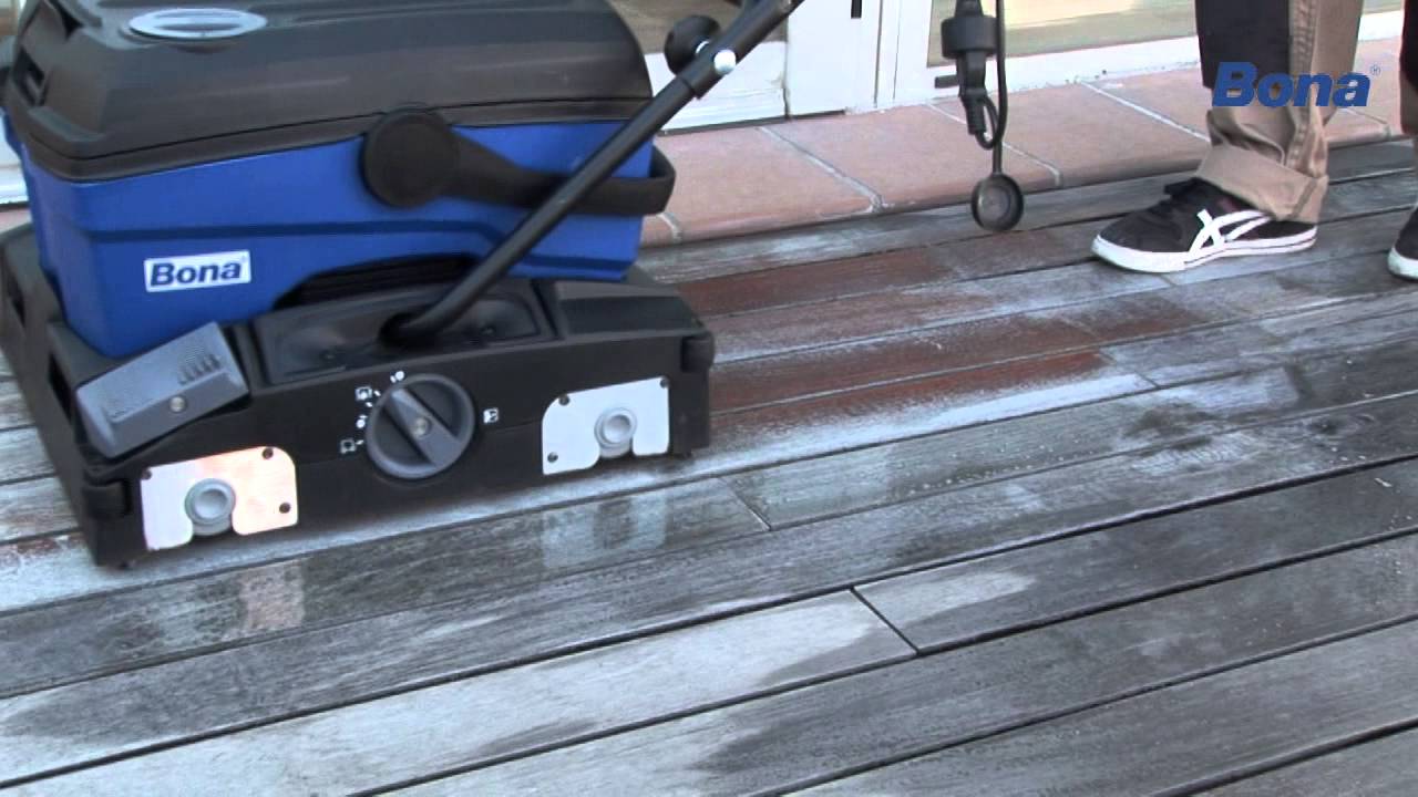 Bona PowerScrubber Holzterrasse reinigen Bona Power Scrubber bei der Reinigung von Parkett und Holzterrassen